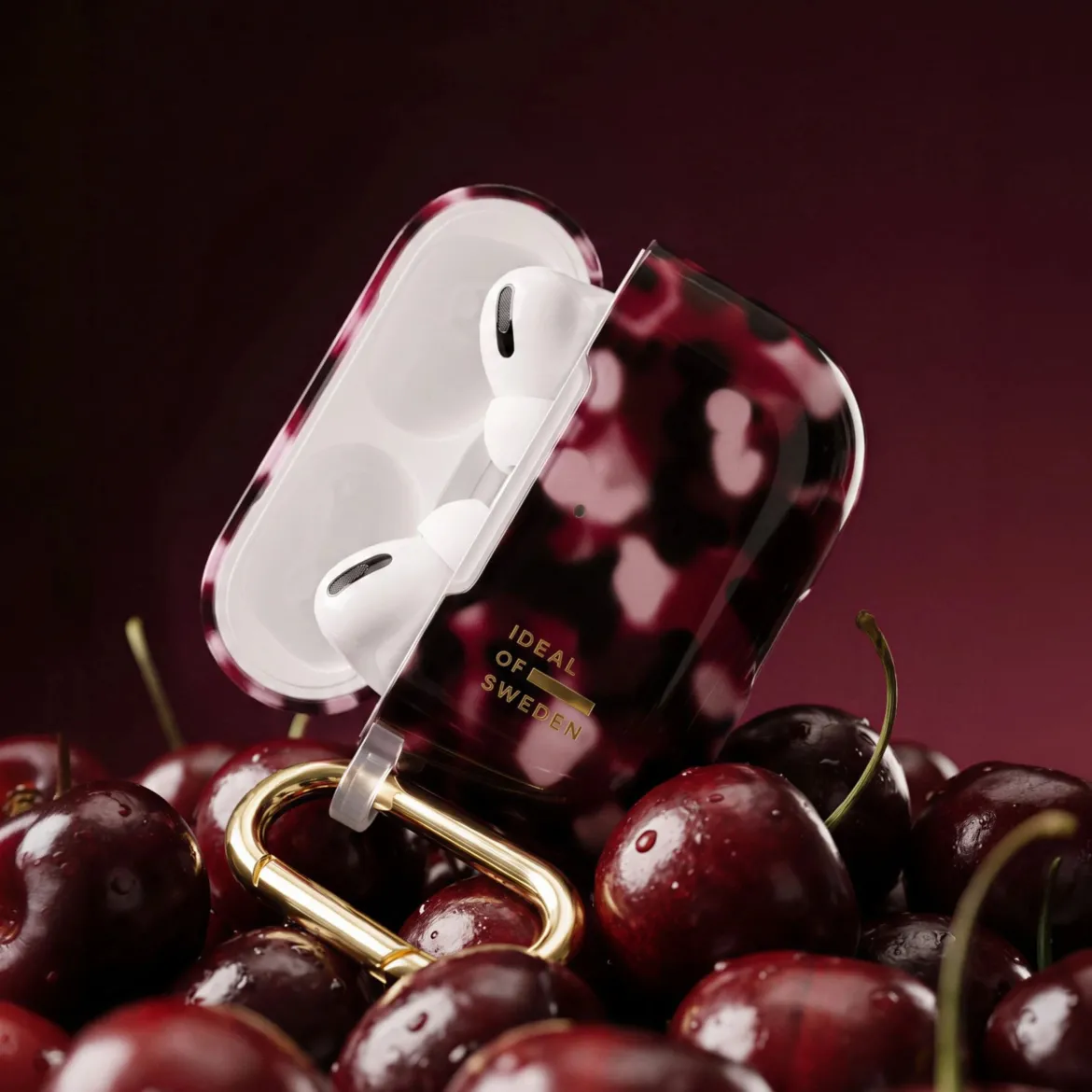 iDeal of Sweden Clear Case til AirPods Pro 3, Cherry Crush