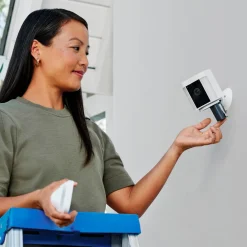 Ring Spotlight Cam Plus Battery Trådløs overvågningskamera - Hvid