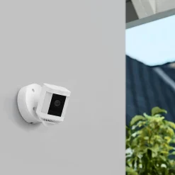 Ring Spotlight Cam Plus Battery Trådløs overvågningskamera - Hvid