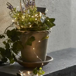 Solcelledrevet lyskæde med 50 LED-pærer