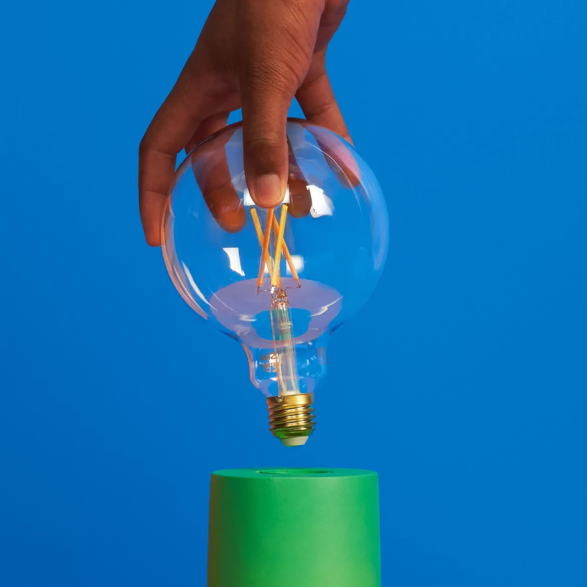WiZ Klar Filament G95 Smart LED-pære E27 806 lm